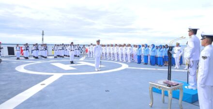 HUT TNI AL, Koarmada III Gelar Upacara di Geladak KRI Teluk Wondama-527