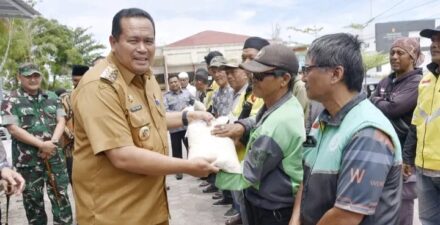 Inflasi Menggila, Wako Pariaman Guyur 300 Tukang Ojek dengan Beras Gratis