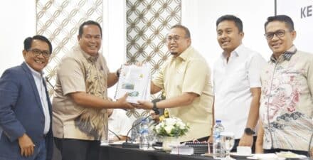 Wako Yota Balad Serahkan Sejumlah Proposal Pembangunan Kota Pariaman Kepada Watua Komisi VI DPR RI