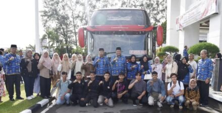 Wali Kota Pariaman Berangkatkan 15 Mahasiswa Sagasaja Plus ke Bandung Putus Rantai Kemiskinan dengan Pendidikan