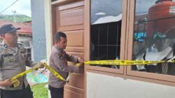 Petugas kepolisian memasang garis polisi di Kelurahan Berok Nipah, Kecamatan Padang Barat, Kota Padang, Senin sore (22/9/2025), setelah seorang penghuni mencoba bunuh diri dengan membakar diri.
