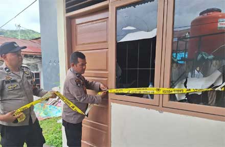 Petugas kepolisian memasang garis polisi di Kelurahan Berok Nipah, Kecamatan Padang Barat, Kota Padang, Senin sore (22/9/2025), setelah seorang penghuni mencoba bunuh diri dengan membakar diri.