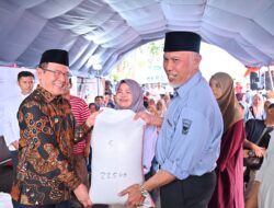 Gubernur Mahyeldi Serahkan  4.104 Kg Beras CPPD Kepada Pedagang Terdampak Kebakaran Pasar Payakumbuh