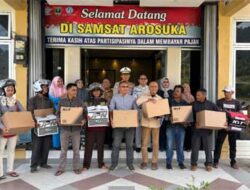 Jasa Raharja Solok Ajak Warga Lebih Peduli Keselamatan Lewat Pembagian Helm di Samsat Arosuka