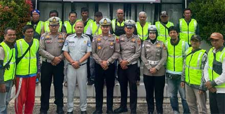 Upaya menekan angka kecelakaan lalu lintas terus digencarkan Jasa Raharja Sumatera Barat. Kali ini, lembaga yang bergerak di bidang perlindungan kecelakaan lalu lintas itu menyasar komunitas pengemudi ojek yang tergabung dalam KOP (Komunitas Ojek Painan), melalui kegiatan sosialisasi keselamatan berkendara di Kantor Satpas Polres Pesisir Selatan, Selasa (30/9/2025).