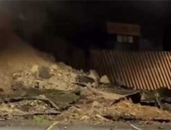 Bupati Safni Tinjau Langsung Longsor di Flyover Kelok 9, Jalur Riau–Sumbar Lumpuh