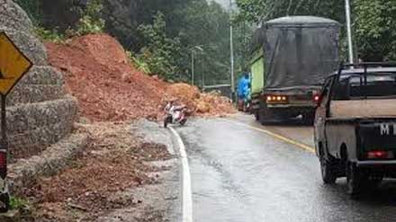Jalan Lintas Sumbar = Riau tepatnya Kelok 9 longsor dan sempat lumpuh total, Kamis (19/9/2025) malam. (ist)