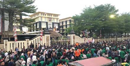 Mahasiswa melakukan demo di Mapolda Sumbar.