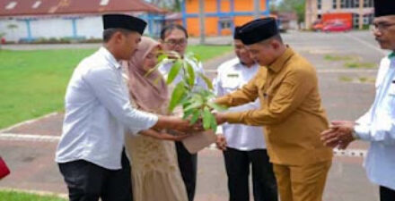 Bupati Solok Jon Firman Pandu menanam pohon.