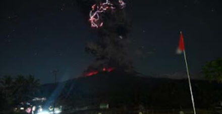 Gunung Lewotobi Laki-laki Erupsi, Kolom Abu Capai 300 Meter di Atas Puncak