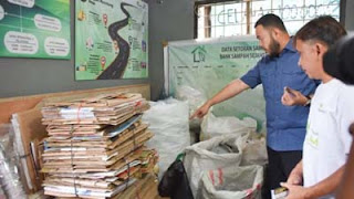 Wako Fadly Amran meninjau Bank Sampah di kawasan Indarung.