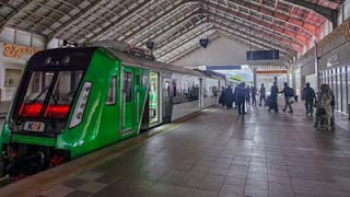 Kereta api Minangkabau Ekspress.