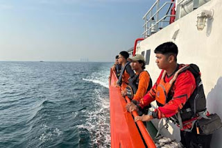 Tim SAR menyisir perairan Kepulauan Seribu mencari korban kapal nelayan tenggelam .