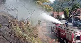 Petugas Damkar Bergerak Cepat Padamkan Api.