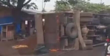 Truk Muatan Berat Terbalik