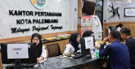 Suasana pengurusan urusah pertanahan di Kantah Palembang.