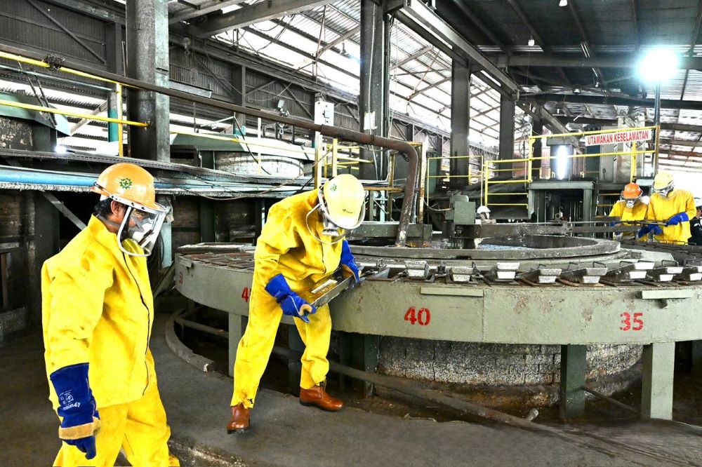 Logam tanah jarang atau rare earth element sedang menjadi rebutan dunia.