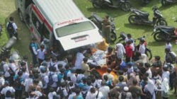 Tim gabungan Basarnas Pasaman bersama masyatakat saat mengevakuasi korban