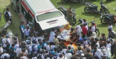 Tim gabungan Basarnas Pasaman bersama masyatakat saat mengevakuasi korban