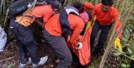 Tim SAR gabungan mengevakuasi jasad pendaki Gunung Gawalise Palu