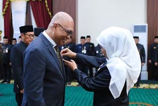 Ketua Umum PWI Pusat Akhmad Munir menerima Lencana Kehormatan