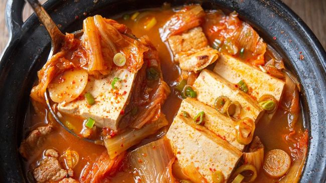 Studi terbaru ungkap sejumlah makanan dapat memicu kantuk di siang hari dan bisa mengganggu aktivitas.