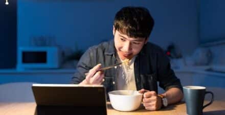 Awas jam makan malam berpengaruh pada kesehatan.