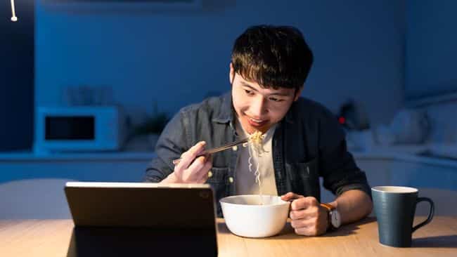 Awas jam makan malam berpengaruh pada kesehatan.