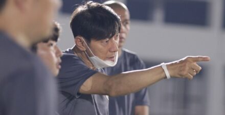 Shin Tae-yong tolak tawaran negara Asia Barat karena kompensasi pemecatan PSSI yang belum lunas.