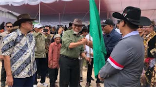 Gubernur Sumatera Barat, Mahyeldi Ansharullah, membuka Kejuaraan Pacu Kuda Piala Gubernur