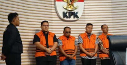 KPK menahan empat tersangka kasus dugaan korupsi pengurusan dana hibah