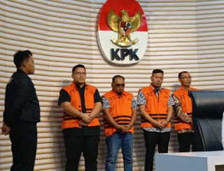 KPK menahan empat tersangka kasus dugaan korupsi pengurusan dana hibah