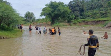 Evakuasi pria paruh baya yang hanyut di Sawahlunto.