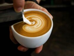 Es Cappuccino vs Es Latte, Apa Bedanya?