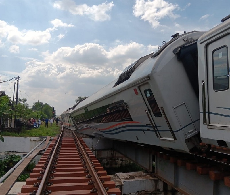 Kereta Api Anjlok.