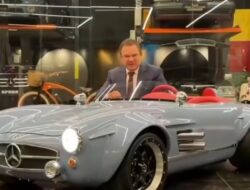 Mini Mercedes-Benz SL300 Dijual Rp811 Juta di Rusia