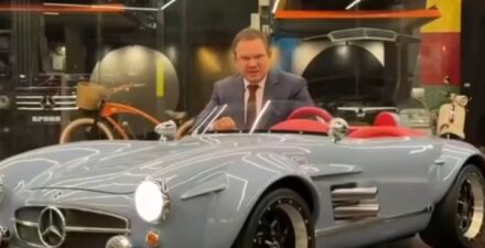 Mercedes-Benz SL300 mini ditawarkan seharga Rp811 juta.