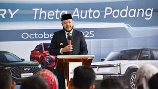 Wako Fadly Amran saat beri sambutan pada pembukaan showroom mobil Chery di Padang.