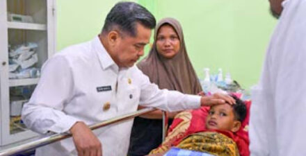 Bupati Agam, H. Benni Warlis mengunjungi pasien