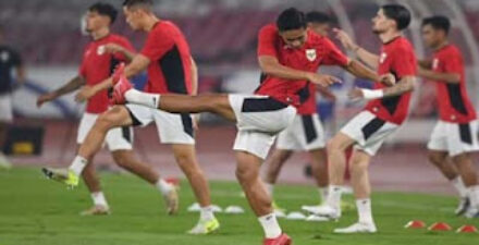 Rizky Ridho (tengah) bersama rekan-rekannya mengikuti sesi latihan kualifikasi Piala Dunia 2026