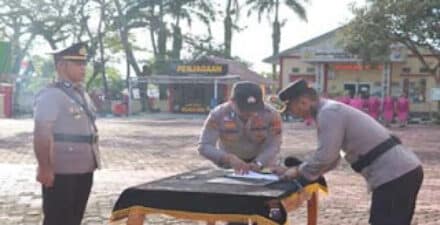 Kapolsek Idanögawo Ipda Dismen B.J Harefa dihadapan Kapolres Nias AKBP Agung SDC saat Sertijab