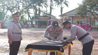 Kapolsek Idanögawo Ipda Dismen B.J Harefa dihadapan Kapolres Nias AKBP Agung SDC saat Sertijab