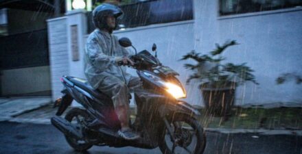 Lima Tips Aman Berkendara Motor Saat Musim Hujan