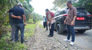 Jalan kabupaten di Dharmasraya mengalami kerusakan parah