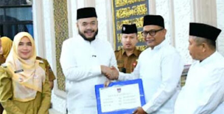 Wali Kota Padang, Fadly Amran, menyerahkan secara simbolis dana operasional triwulan III