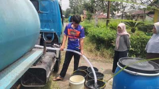 Distribusi air bersih di Agam.