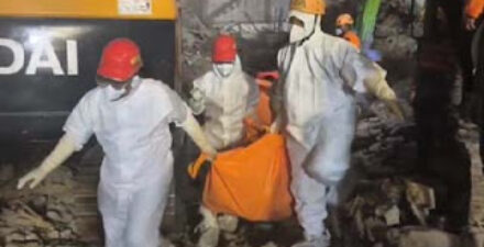 Tim SAR gabungan mengevaakuasi jenazah korban ambruknya musala Ponpes Al Khoziny, Sidoarjo