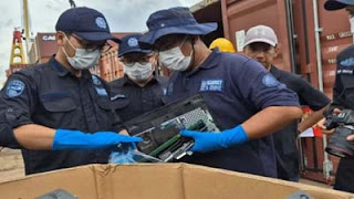 Petugas dari Deputi Gakkum KLH/BPLH memeriksa temuam limbah B3 elektronik