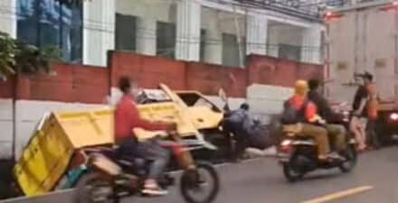 Truk di Puncak Bogor Masuk ke Parit