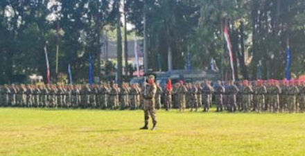 Gubernur Mahyeldi menghadiri peringatan HUT TNI ke-80 di Lapangan Imam Bonjol, Padang.